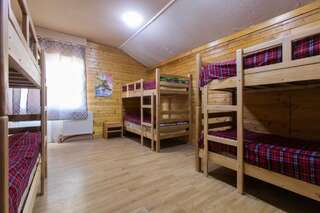 Хостелы Snow House Гудаури Кровать в общем 6-местном номере для мужчин и женщин-1