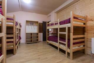 Хостелы Snow House Гудаури Кровать в общем 6-местном номере для мужчин и женщин-2
